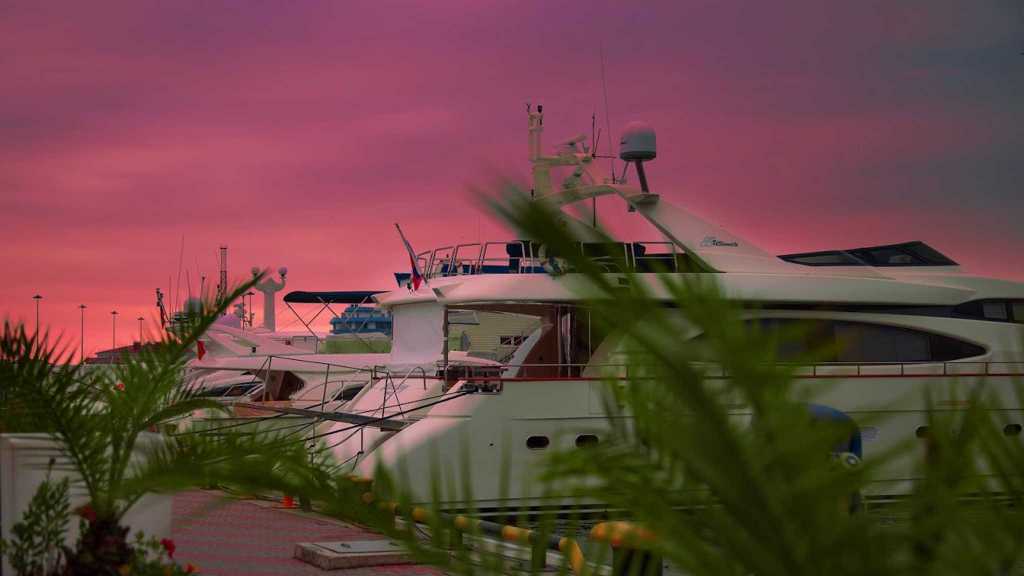 яхты на закате