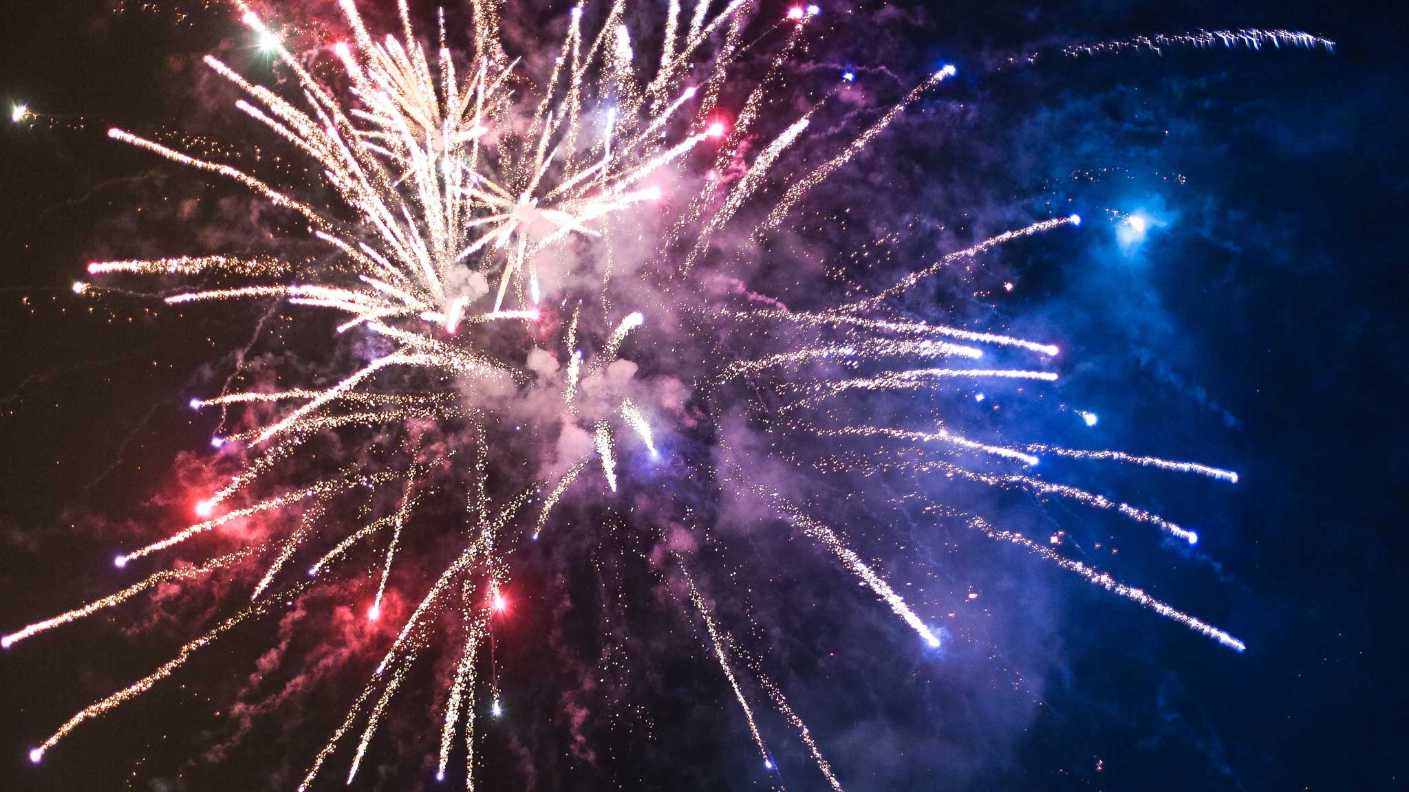 салют "красная площадь". салют на нг 2024. кругляшки от салюта. салют на нг 2024. салют "новогодний".