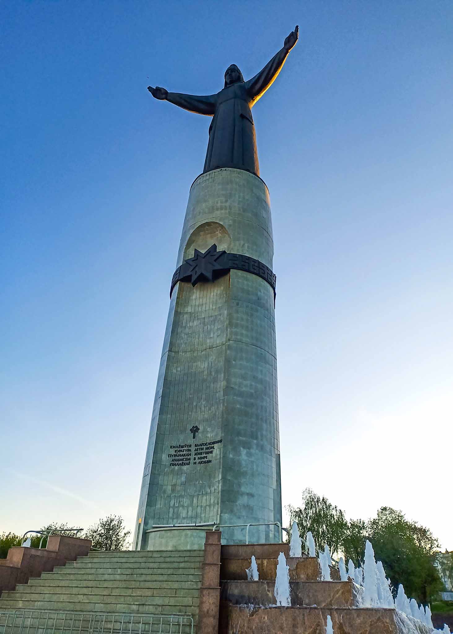 Памятник Матери-покровительнице