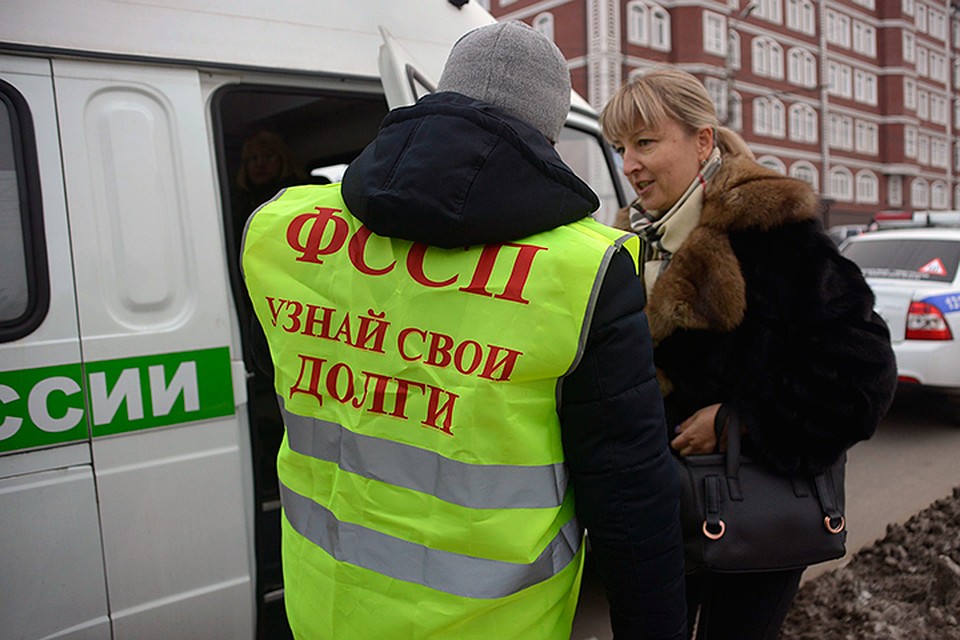 Найдут ли приставы счет путин списал долги по долгам жкх
