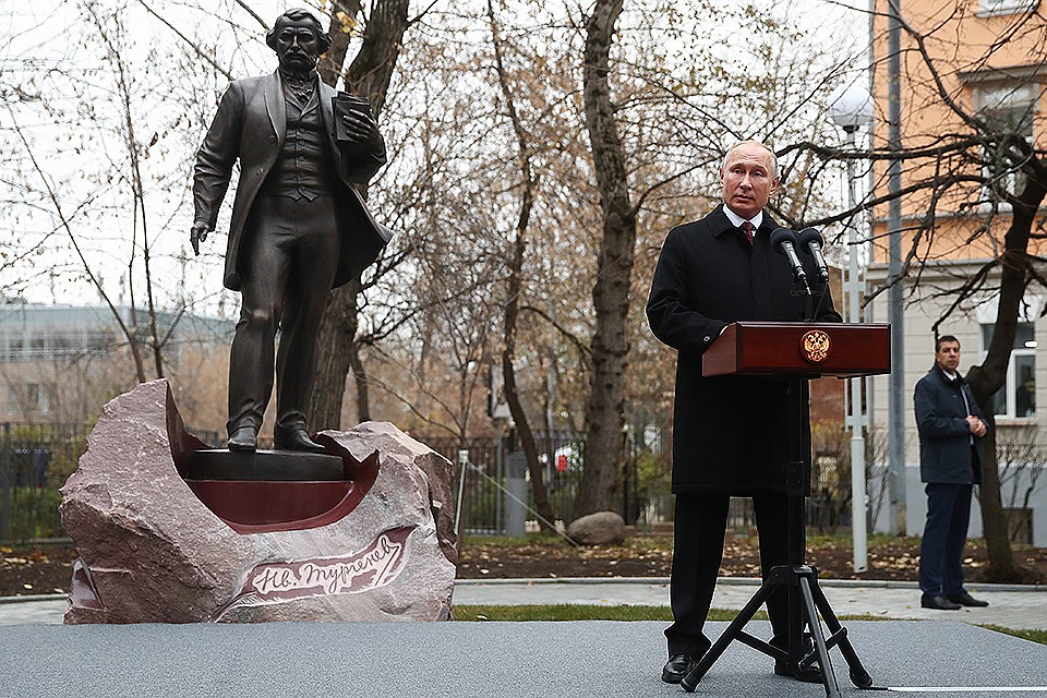 Владимир Путин на церемонии открытия первого в Москве памятника И.С. Тургеневу скульптора С.Казанцева у Дома-музея И.С. Тургенева на Остоженке. ФОТО Валерий Шарифулин/ТАСС