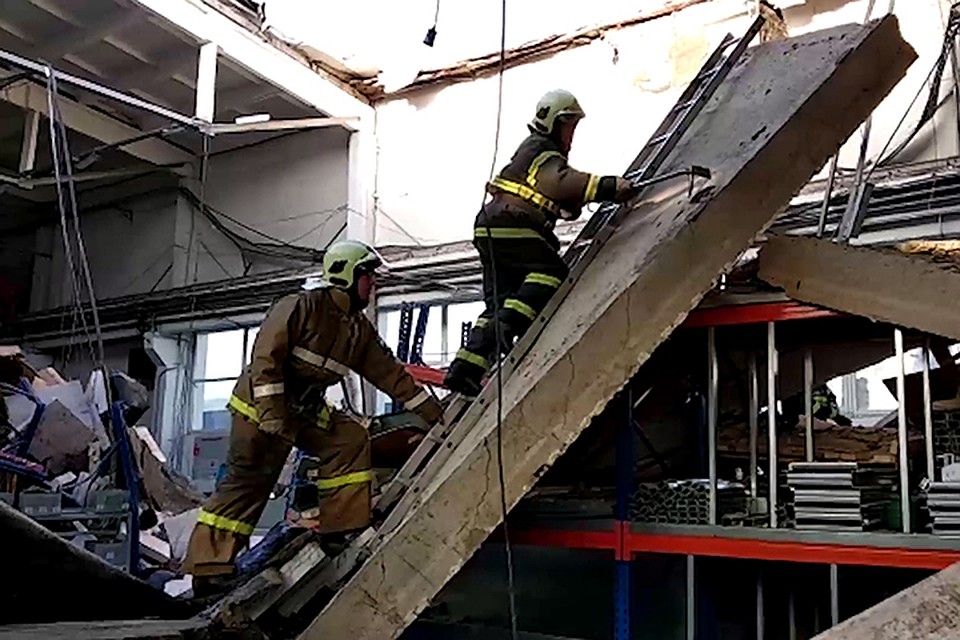 обрушение конструкций. обрушение конструкций в общественных местах. газ взорвался в жилом доме. при обрушении перекрытий строящегося тц в кировской. в ярославле обрушилось здание.