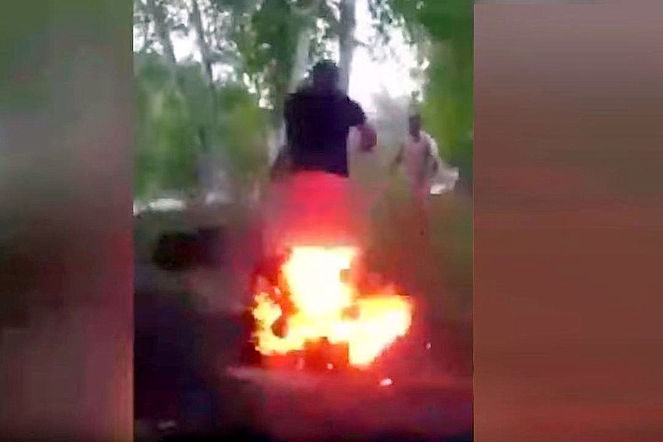 Напала девушку без трусов в разных местах видео старой
