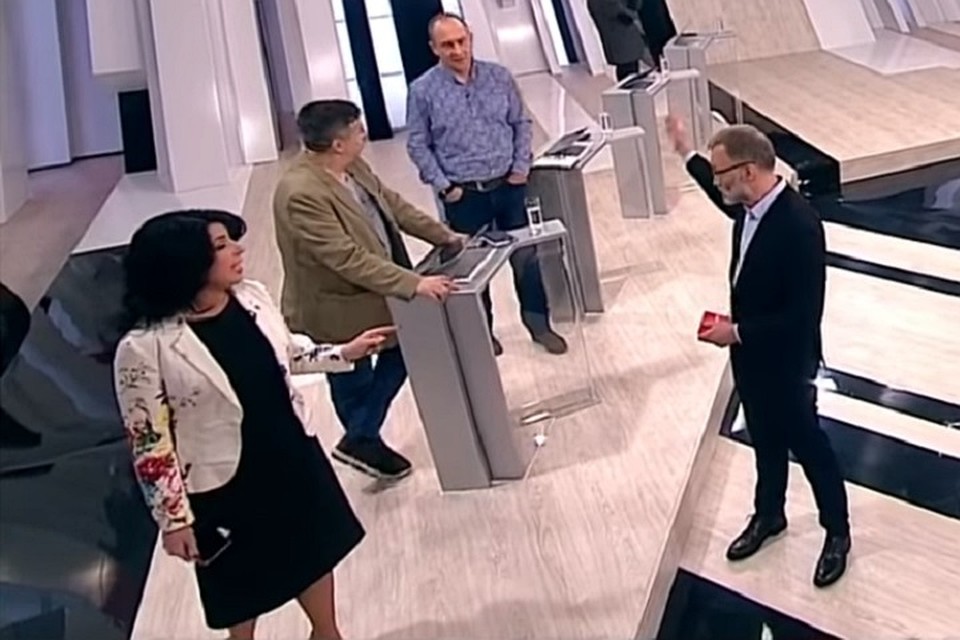 Выгнали из студии. Выгоняют из студии. Выгоняют из студии. Выгоняют из студии. Выгоняют из студии.