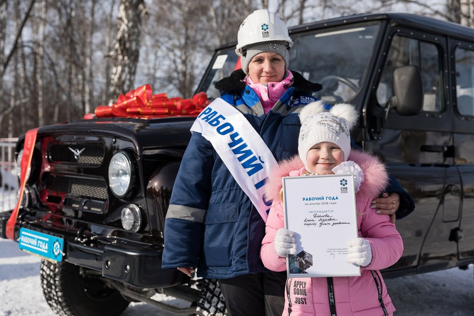 Елена Дятлова с дочерью в финале конкурса «Рабочий года». Фото: Сергей Тимофеев.