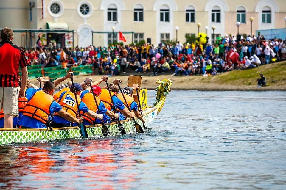 Спорт гавань. Байдарка класса дракон. Гребля на драконах Владивосток. Соревнования по гребле на драконах Владивосток. Заплыв на лодках драконах.