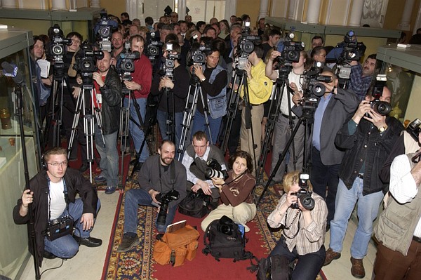 видеосъемка на избирательном участке. сми на выборах. охрана на избирательных участках. мышь на избирательном участке. видеосъемка на избирательном участке.