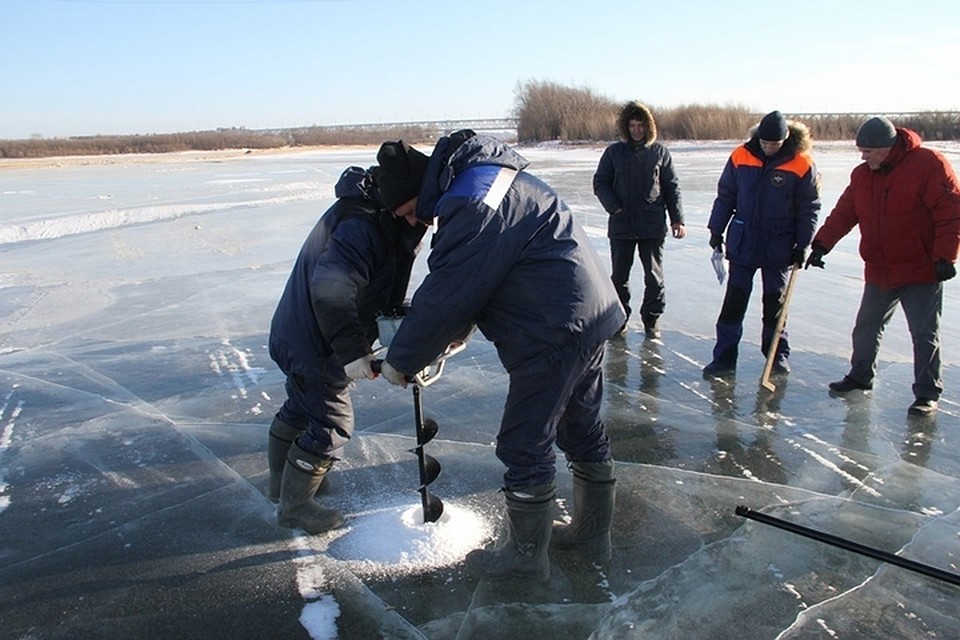Переправа по льду. Инженерная разведка зимой. Переправа по льду. Саперы северного флота. Катание на лыжах по льду.