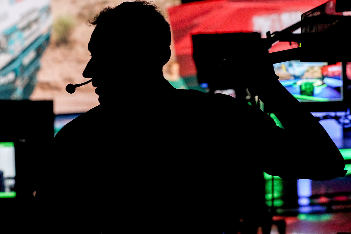 Оператор во время прямого эфира программы "Сегодня" на телеканале НТВ. Фото: Михаил Терещенко/ТАСС