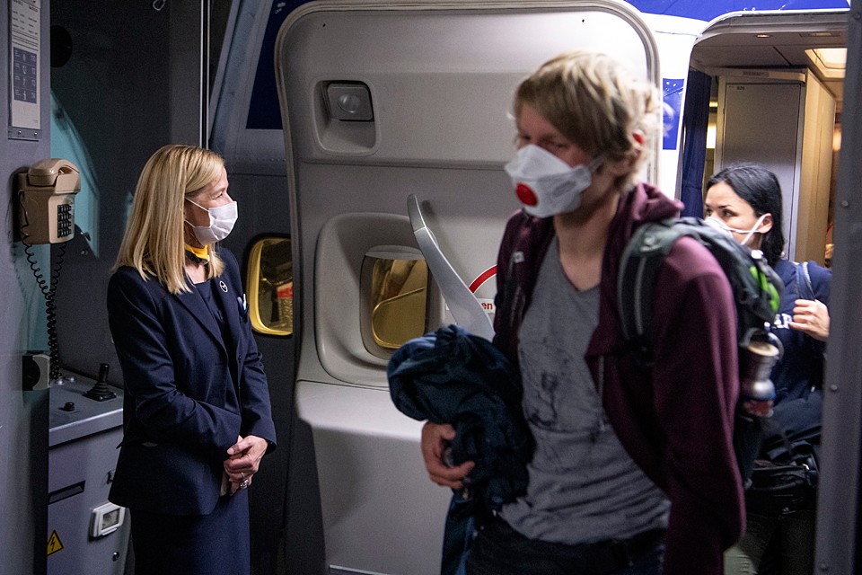 Лететь теперь можно только в перчатках и масках, менять которые следует каждые три часа