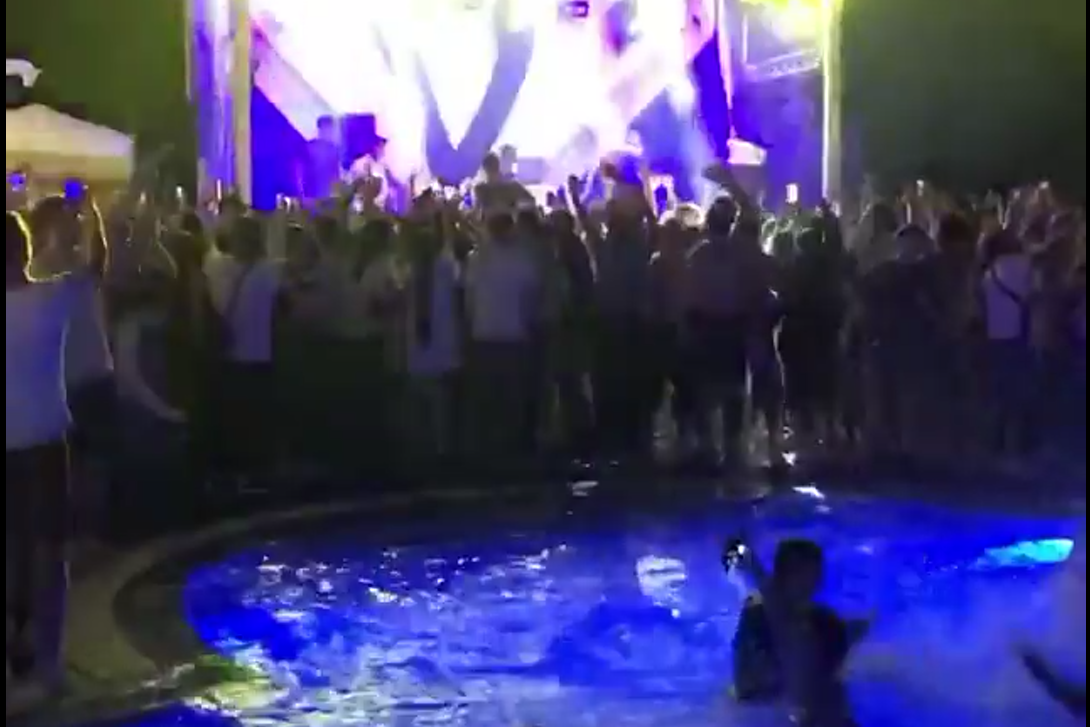 Одни слушали певца из бассейна, другие – за столиками, третьим – толкались у сцены.