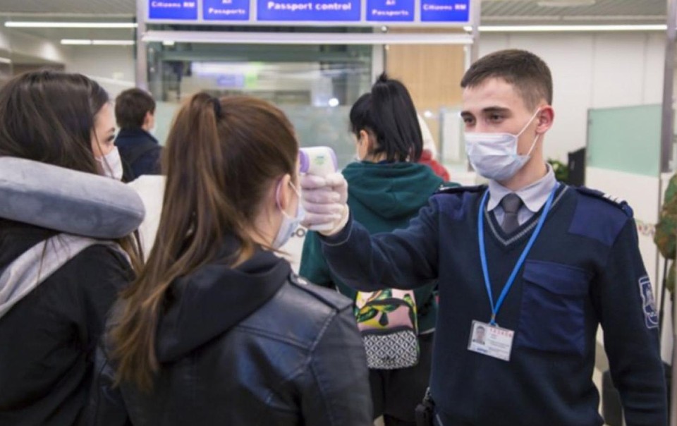 В аэропорту Кишинева семейную пару, вернувшуюся с моря, оштрафовали на 10 тысяч леев за отказ сидеть на самоизоляции В аэропорту Кишинева семейную пару, вернувшуюся с моря, оштрафовали на 10 тысяч леев за отказ сидеть на самоизоляции