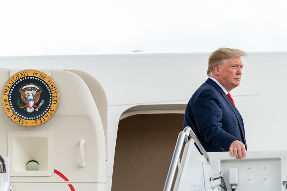 Трамп пошутил, что в случае поражения на выборах вынужден будет покинуть США.