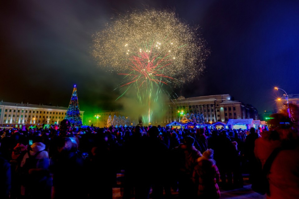 Москва новый год. Елка в москве 2022 на красной площади. Москва красная площадь новый год 2023. Красная площадь в новогоднюю ночь. Старый арбат 2023.