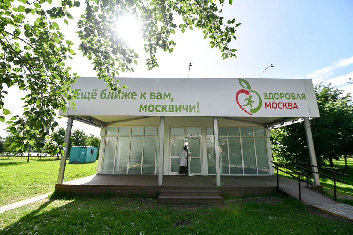 Прием ведут врачи и медсёстры районных поликлиник. Фото: Игорь Иванко/АГН "Москва"