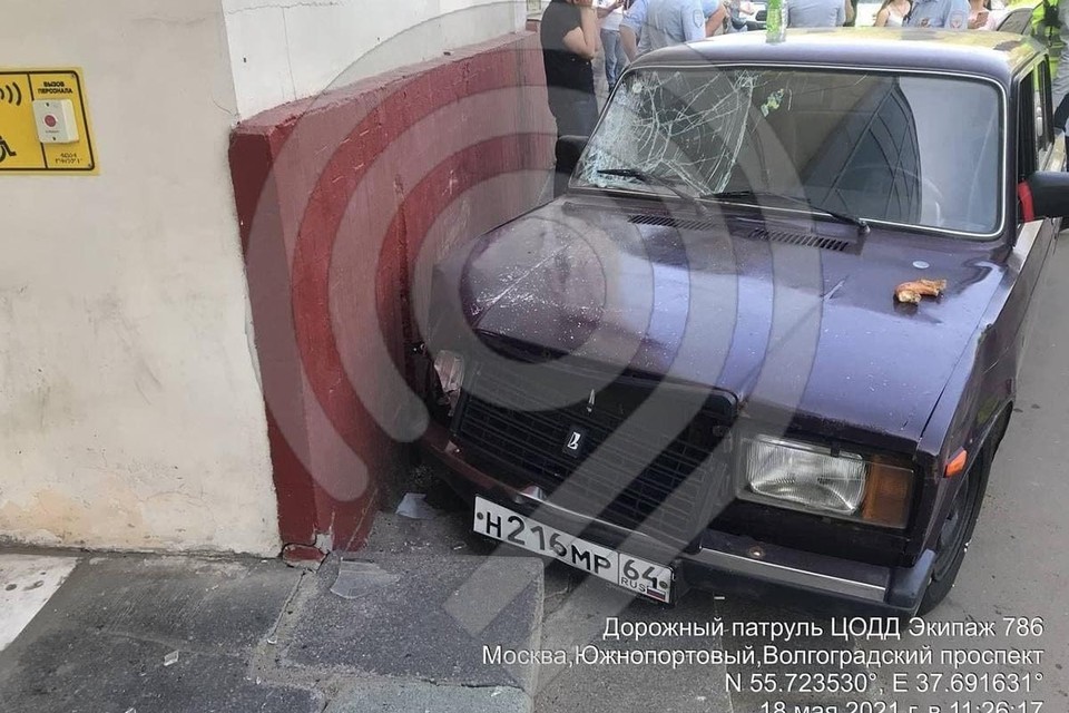 Подросток на тюнингованной "Ладе" сбил четырех человек на тротуаре в Москве