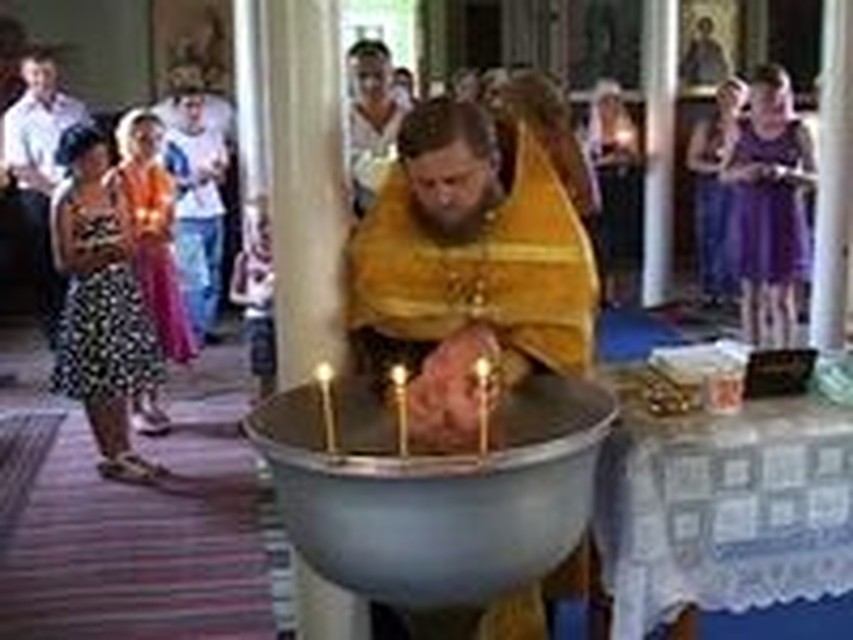 Священник утопил ребенка при крещении. Суд его оправдал.