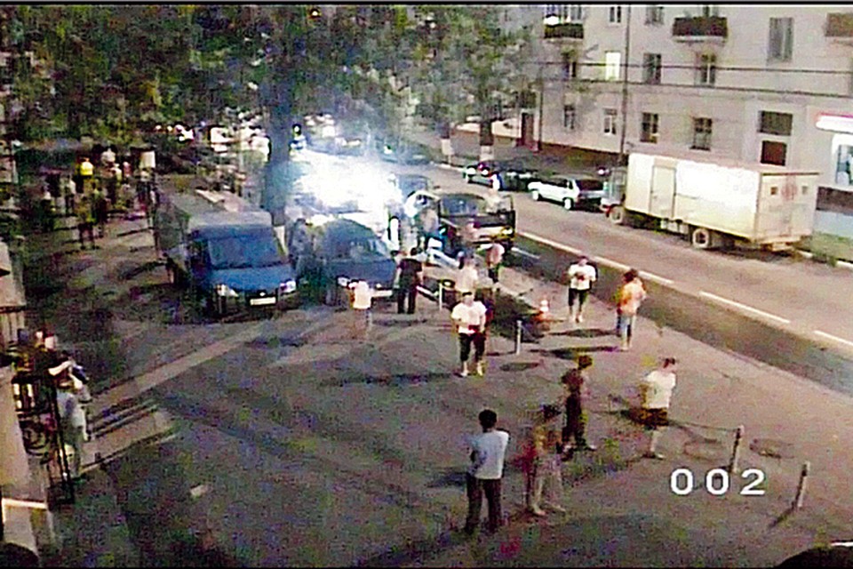 Общежитие конвойного полка полиции (слева) на улице Лефортовский Вал осадили вооруженные хулиганы.