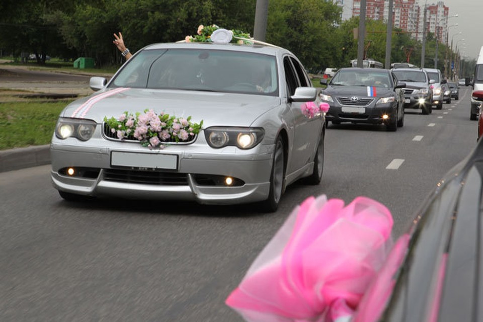 Свадебный кортеж попал под прицел видеофиксаторов
