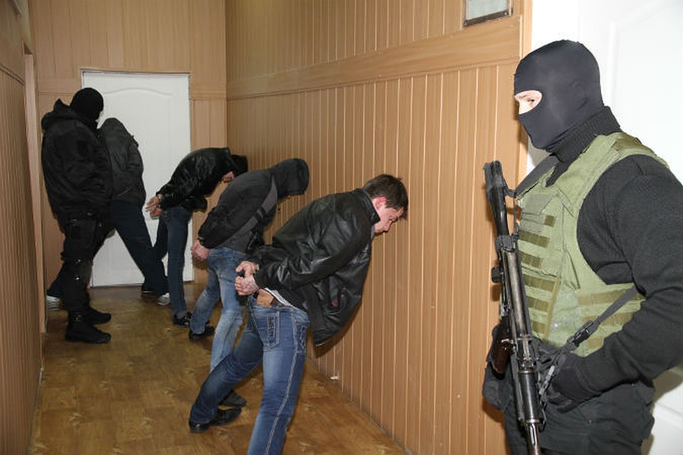 грабеж в особо крупном размере группой лиц видел