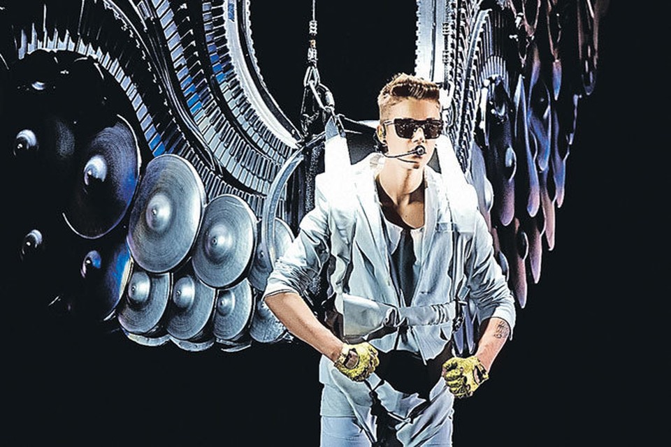 На концертах Бибер появляется в виде ангела - таким его и видят девочки-фанатки.