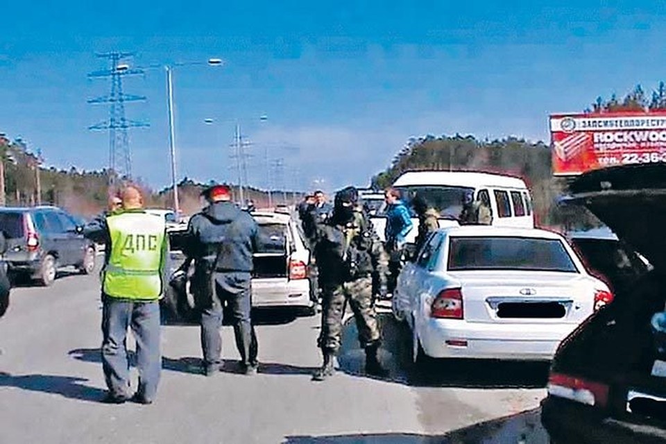 Кадры задержания скандального «автопробега» на въезде в Сургут. ОМОН без лишних слов жестко повязал экипажи почти ста машин.