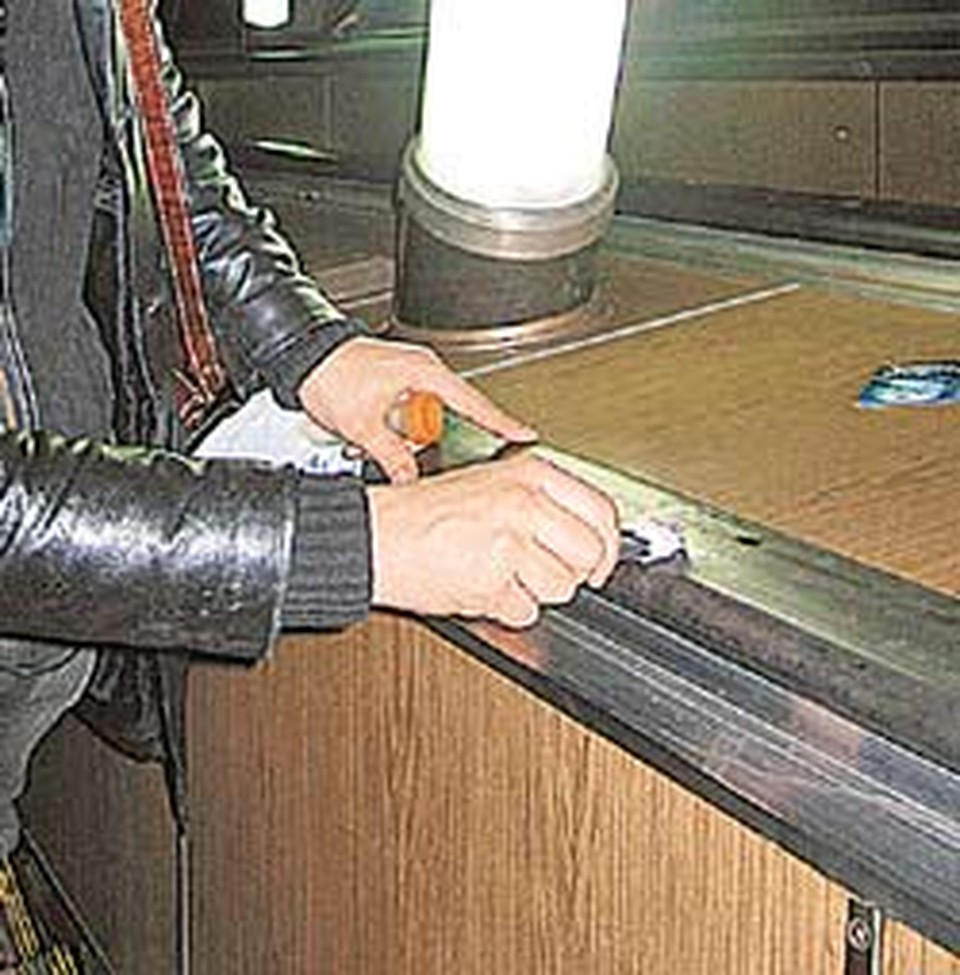 К концу исследований на эскалаторе ватка была целиком черной.