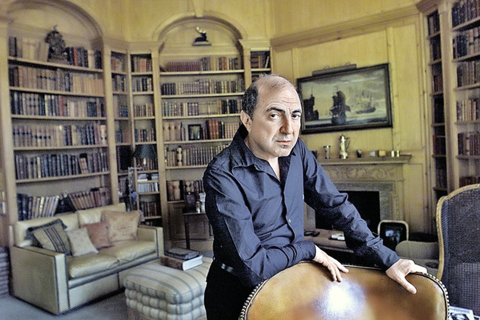 Березовский в своем доме в Эгхеме (пригород Лондона). Некоторые комнаты здесь были снабжены аппаратурой для скрытой записи. Фото: Getty Images.