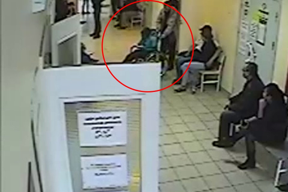 Мужчина завел в травмпункт жену (как позже выяснилось, у нее был ушиб ноги), усадил в инвалидную коляску, и подкатил к двум кабинетам неотложной помощи