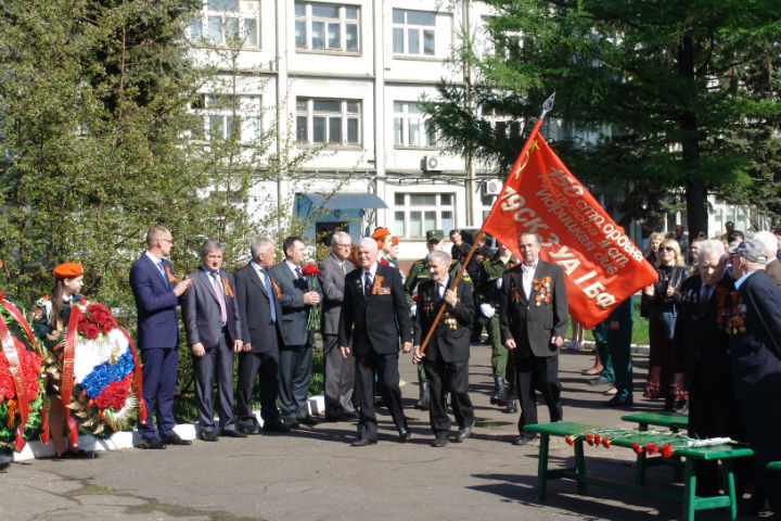 помогите написать сочинение о моторном заводе.для 3 класса