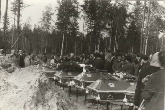 Историческое фото похорон группы ЛГУ-ЛПИ от 1982 года. фото: www.mountain.ru.