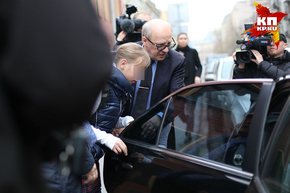 11 летняя девочка улетела в питер. Инспектор по досмотру пассажиров в аэропорту внуково. 25 апреля девочка улетела в питер одна. Девочка улетела в питер. 11 летняя девочка улетела в питер.