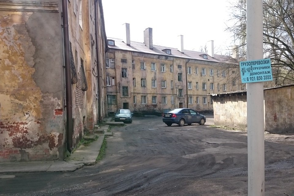 Во дворе. Русский двор. Заброшенный переулок. Больной двор. Питерские старинные дворики.