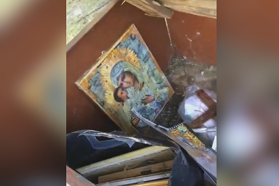 иконы на мусорнике. руки на иконах. можно выкидывать иконы. можно выкидывать иконы. мусульмане выкидывают иконы.