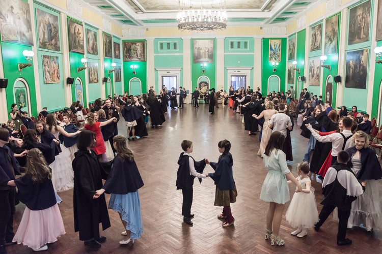 Педагоги давали ребятам уроки танцев, поэтому вальсировали они не хуже, чем на светских балах. Фото: Ирина Иванова
