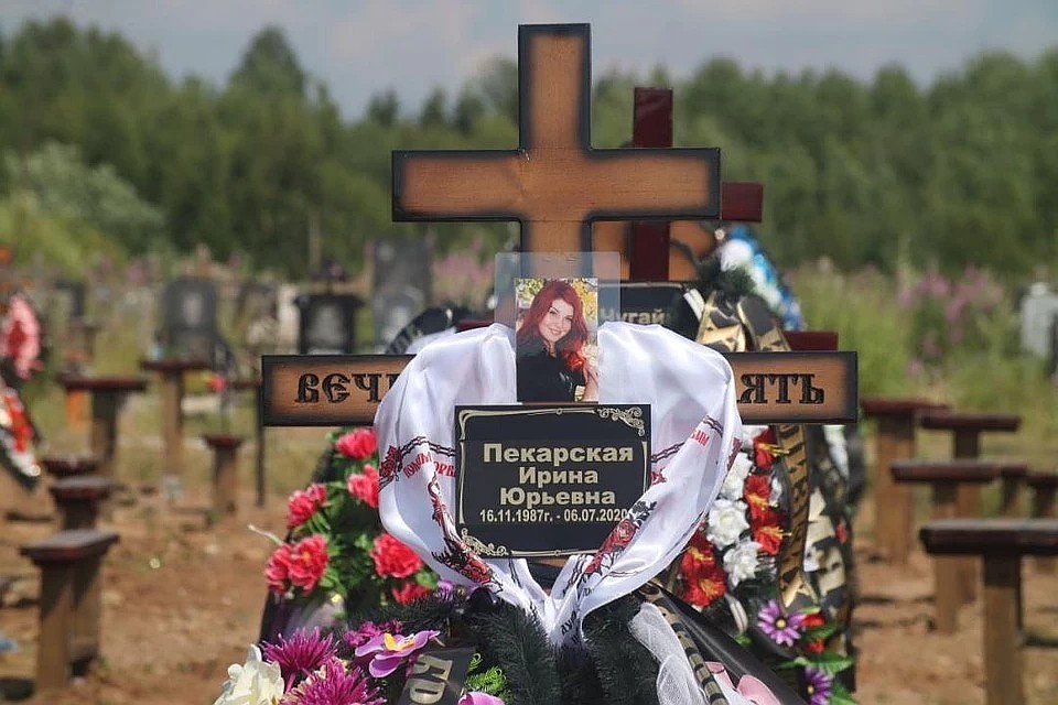 Могила Ирины утопала в цветах. Проститься с ней пришли родные, друзья, одноклассники. Фото: Василий Вахрин