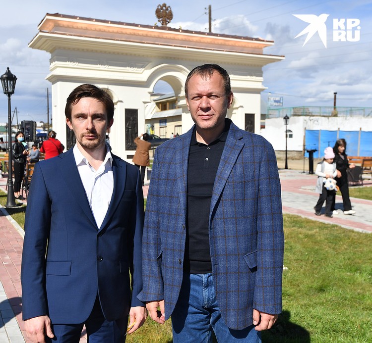 Скульптор Алексей Чебаненко и архитектор проекта Андрей Витальевич Белый на фоне своего творения.