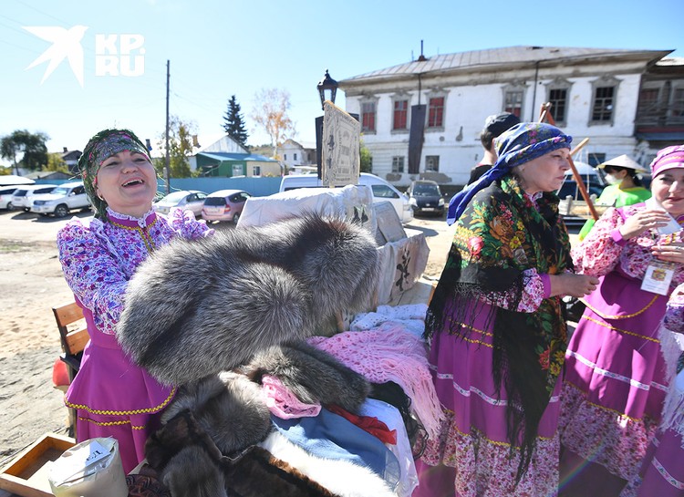 «Купцы» предлагают наперебой свои лучшие товары.