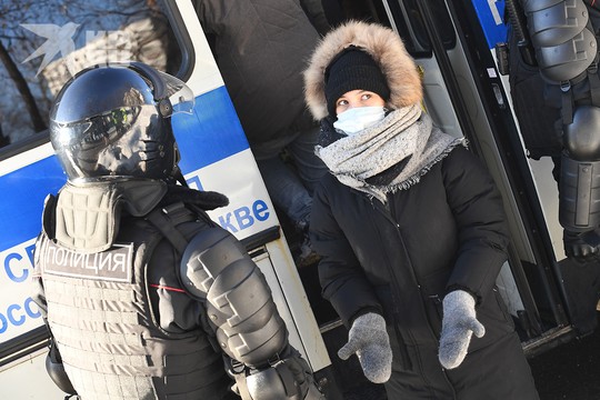 В день оглашения приговора суда по делу Алексея Навального не обошлось без задержаний.