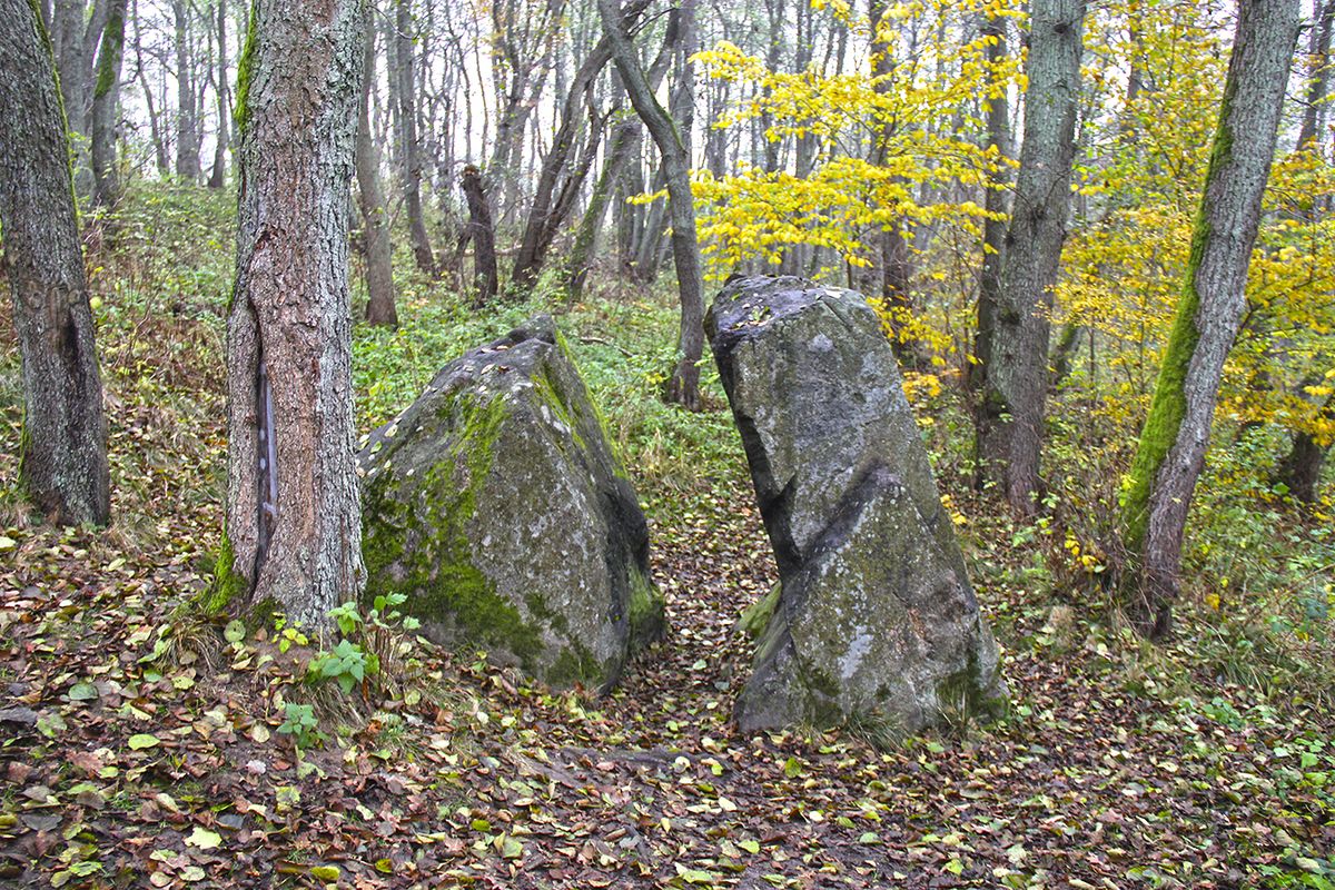 Говорят, что между этими частями расколотого валуна не может пройти лжец.