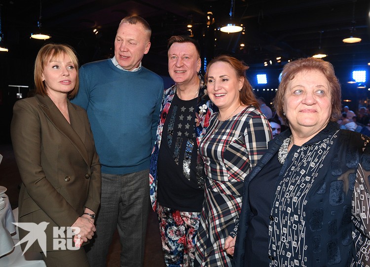 Журавлев не сводил глаз с эффектной Жанны.