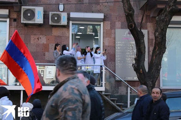 Жители аплодируют демонстрантам.