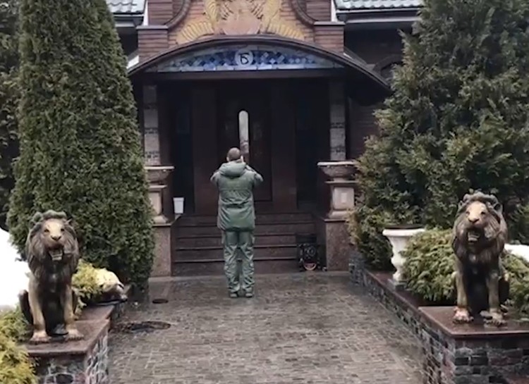 Это гостевой дом. У входа стоят статуи львов.