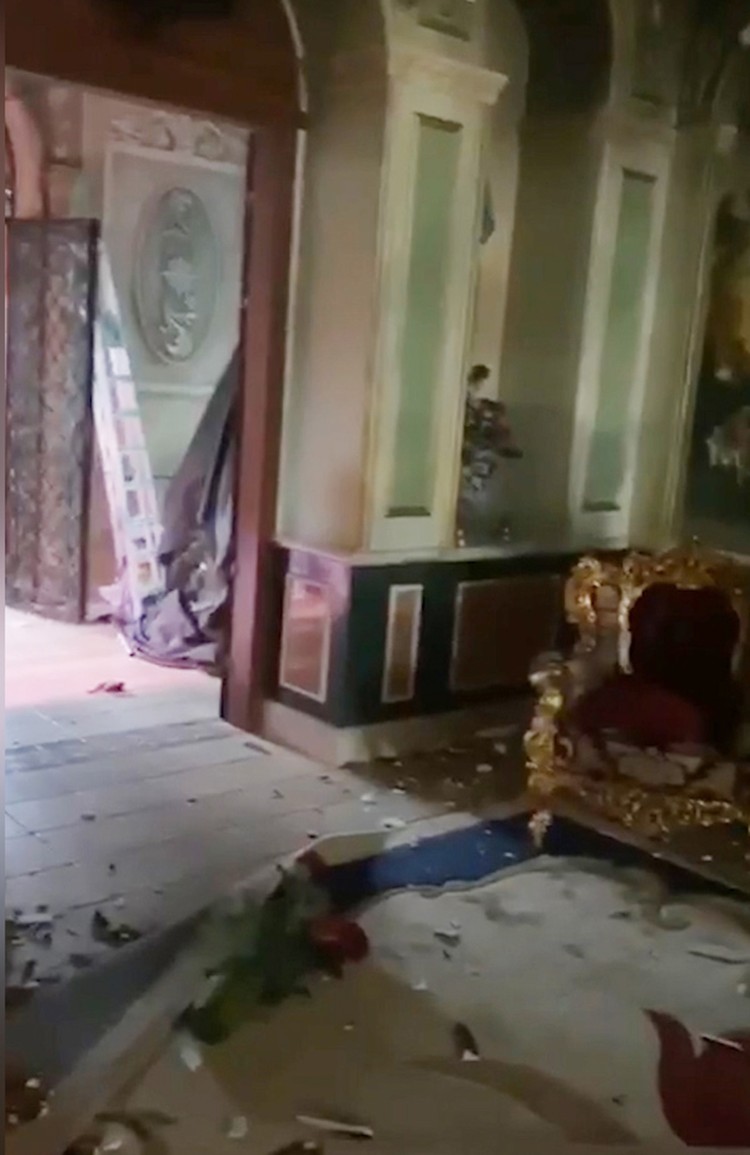 Внутри дома все по высшему разряду. Попадаем в прихожую. Эрмитаж, не иначе!