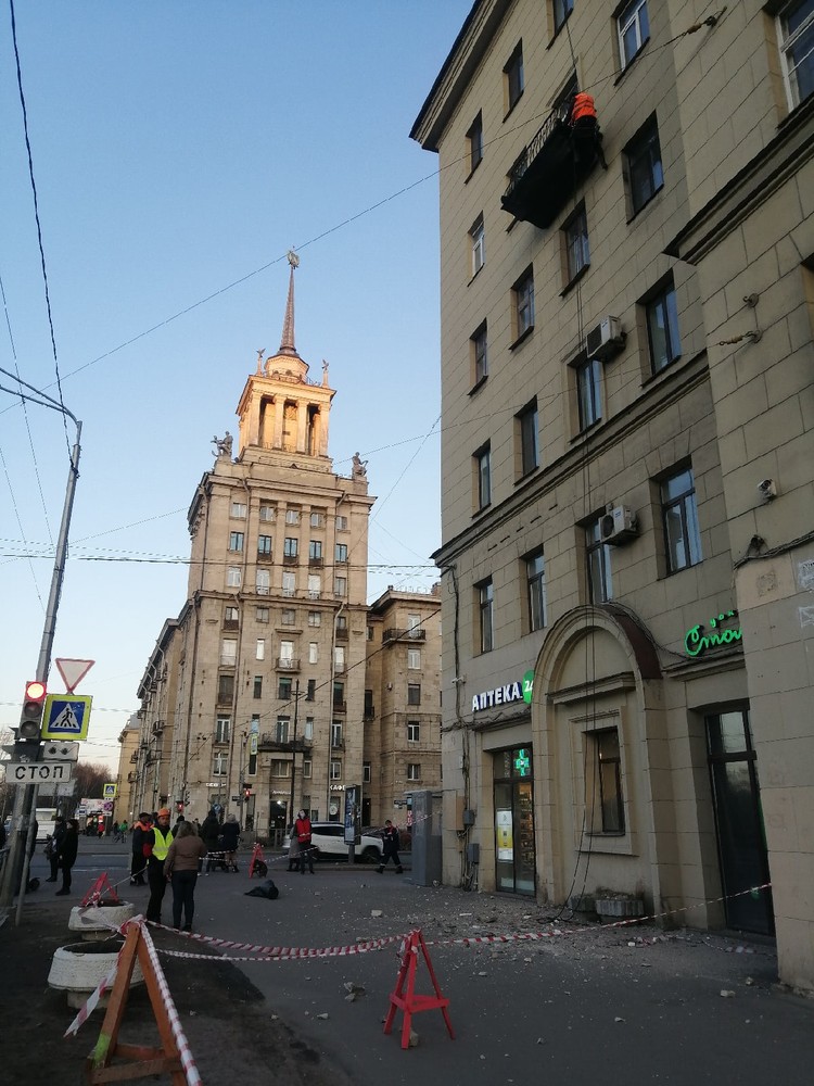 Фасад здания обрушился прямо на ребенка Фото: ДТП и ЧП Петербурга