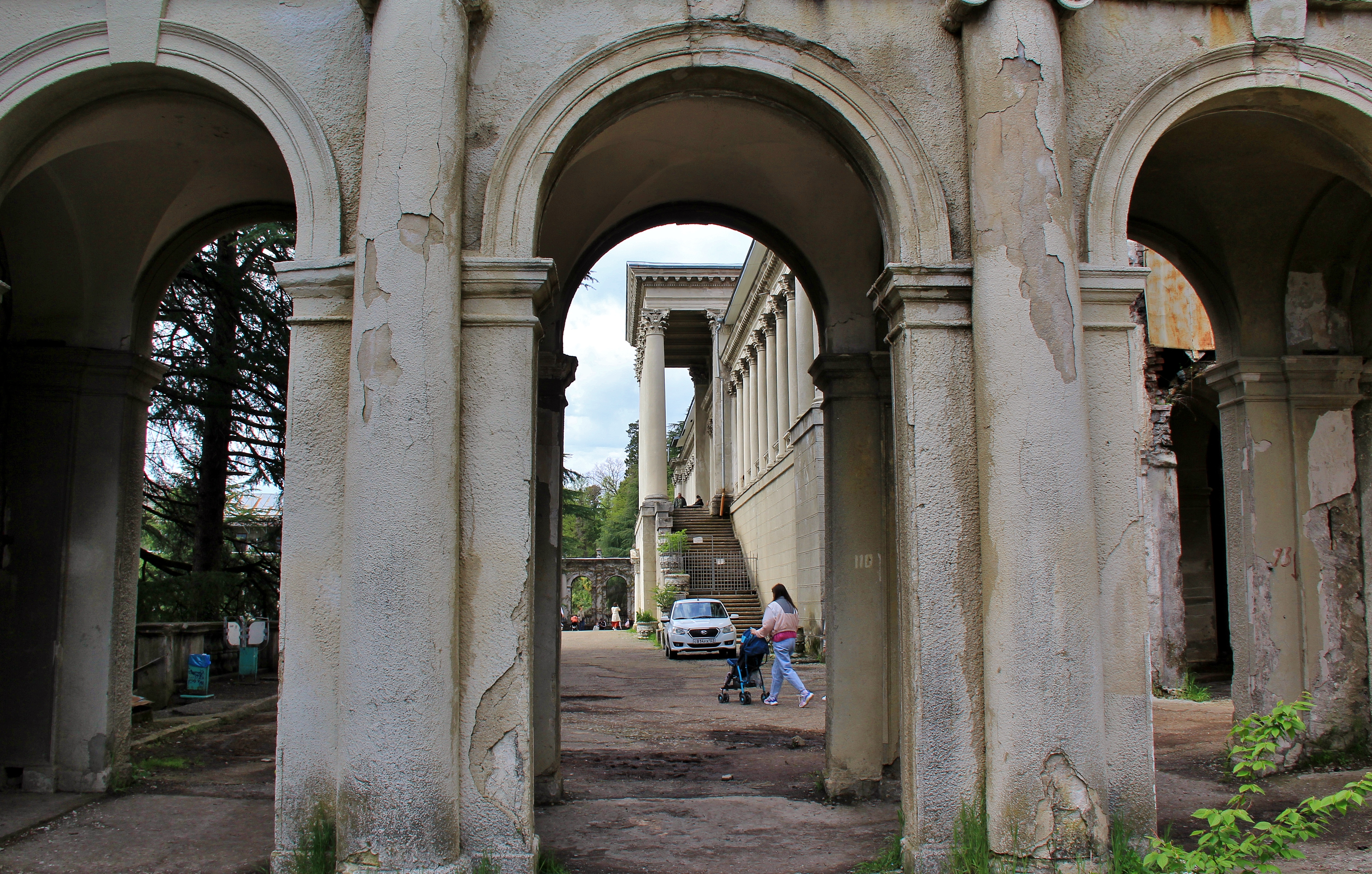 Стены зданий облупились