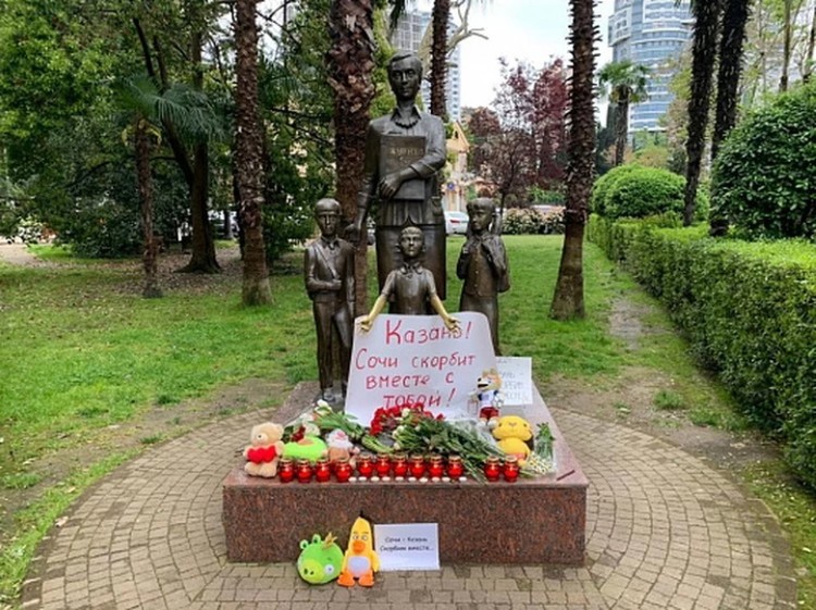 Стихийный мемориал в память о погибших в Казани появился в Сочи у памятника первой учительнице. Фото: sochi.ru