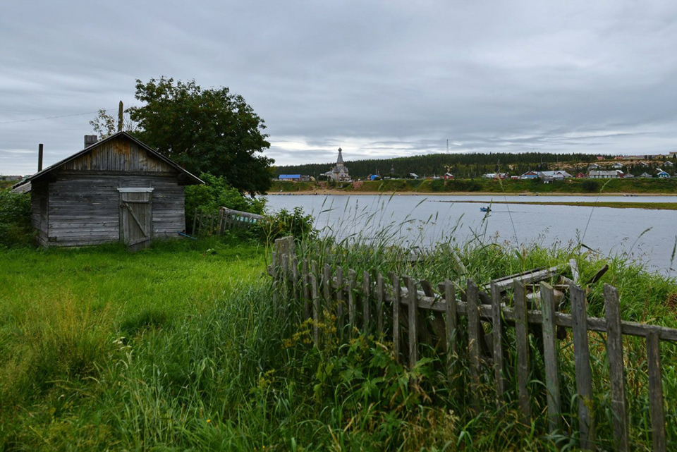 Иногда на берегу попадаются аметистовые щетки, но чаще всего камни-окатыши с сиреневыми прожилками, похожими на галактики.
