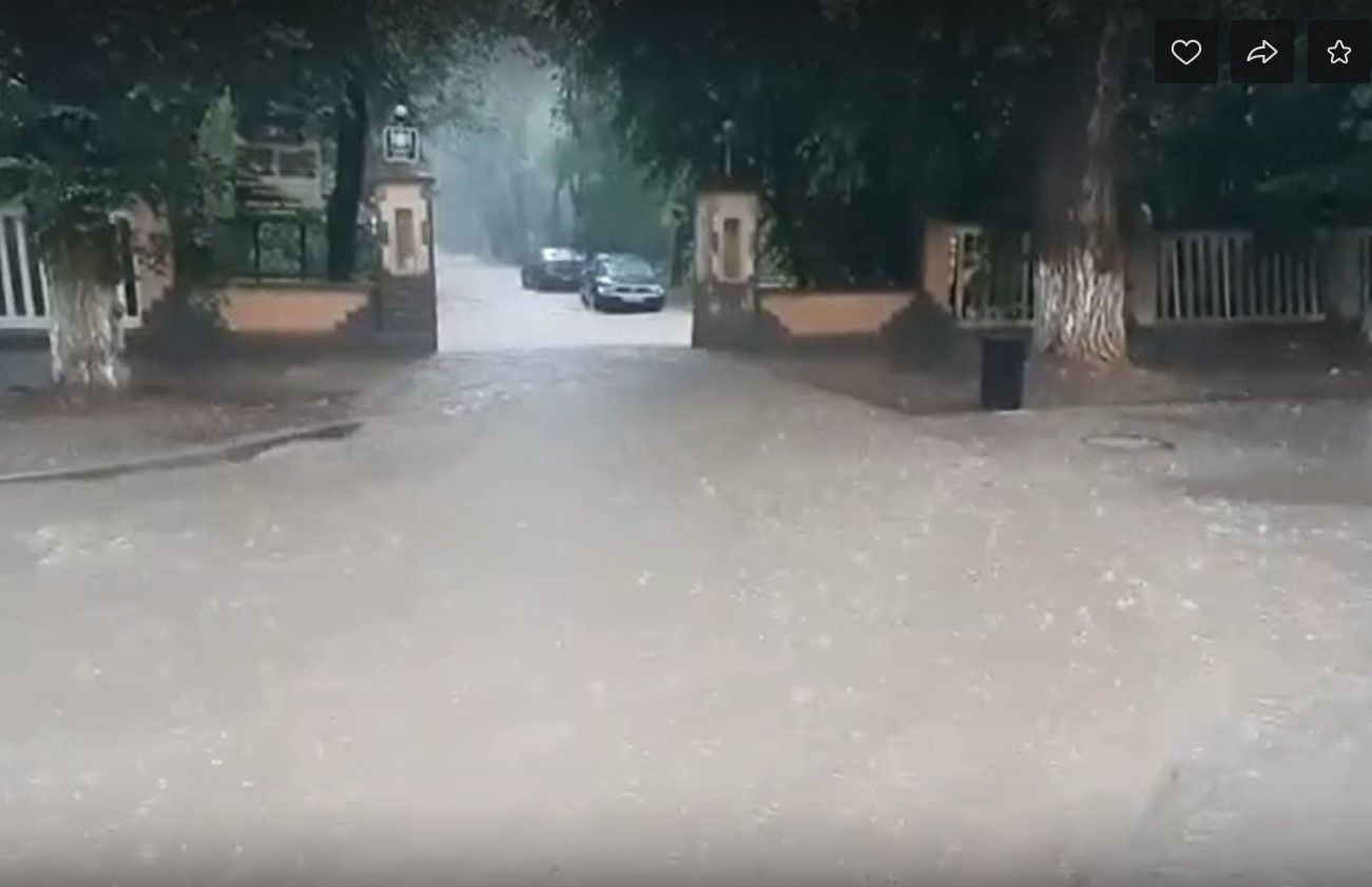 Еще одна дорога в Крыму превратилась в мутную реку. Фото: скриншот из видео.