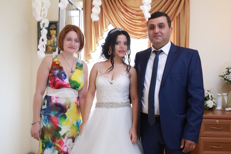 Диана с мужем на свадьбе родственницы (муж справа).
